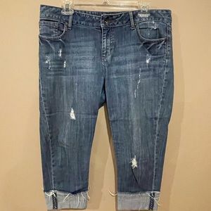 APT.9 size 12 mid-calf distressed jean capris. 2 pockets on front, 2 on back